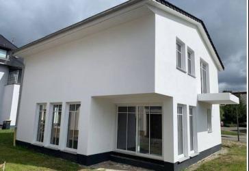 Stadthaus in Toplage in wenigen Minuten am Meer im Rohbauzustand