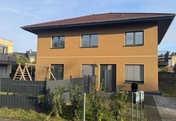 Traumhafte 4 Raumwohnung mit Garten in einer Villa