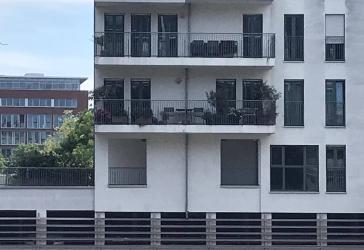Westhafen direkt auf der Mole: 2 Zimmer möblierte Wohnung mit großem Balkon, EBK und TG-Stellplatz