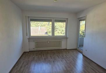 Renovierte Wohnung, 3 Zimmer mit Bad und Küche + Balkon. Sofort einziehen. Keine Provision. Inkl Stellplatz.