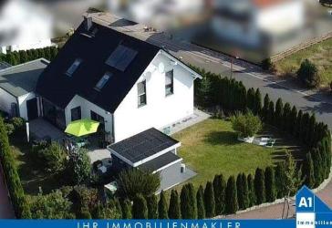 Einziehen und wohlfühlen leicht gemacht: Attraktives und sehr gepflegtes Einfamilienhaus mit Doppelgarage, EBK, Kamin und Solarthermie