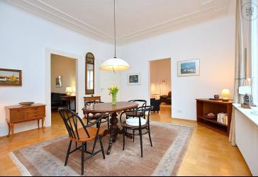 Wunderschöner Altbau mit tollem Blick über die Stadt in Stuttgart Mitte