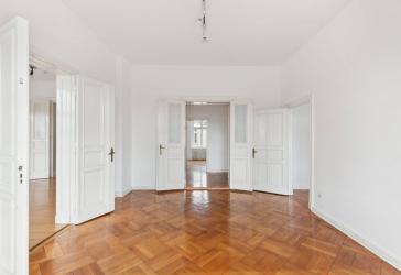 Nahe Fasanenstrasse: Sonnige Altbauwohnung mit 2 Balkonen und Dachrohling