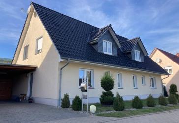 Vermietet: Moderne Haushälfte mit Terrasse und Carport....