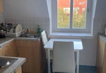 Hübsches kleines Dachgeschoss zu vermieten und nicht weit zum Großen Garten!