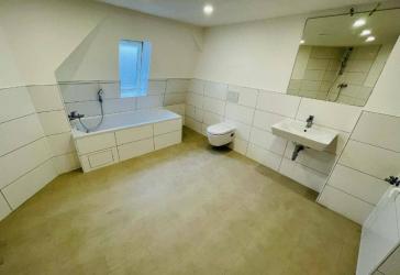 **Ihr neues Zuhause wartet: 4-Raum-Wohnung mit Komfort-Badezimmer und großzügigem Wohnambiente!**
