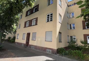 ruhige Seitenstraße, grüner Innenhof, gepflegtes Haus und Tageslichtbad
