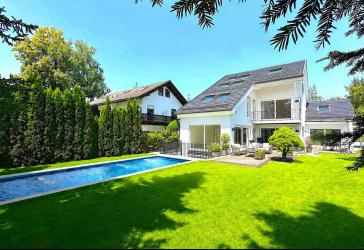 Familien-Villa der Extraklasse: Edles Design – idyllischer Garten - Raumwunder