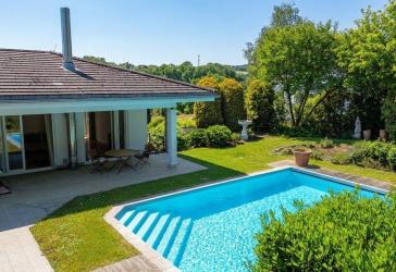 Exklusive Poolvilla in Toplage