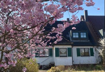 Charmante Doppelhaushälfte im fränkischen Stil mit Garage in ruhiger Wohnlage von Alterlangen (sanierungsbedürftig)