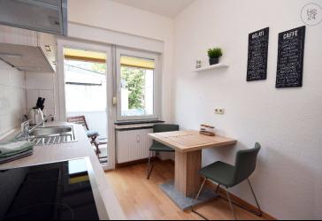 Kleine möblierte Wohnoase mit Balkon und Internet im Rathenauviertel