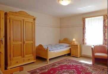 (EF0402_M) Dresden: Laubegast, kleines möbliertes Apartment mit WLAN, TV, Dusche und viel Nebengelass
