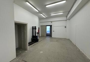 Z.B. Lager ab ca. 65 m² ( Lastenaufzug / Rampe)