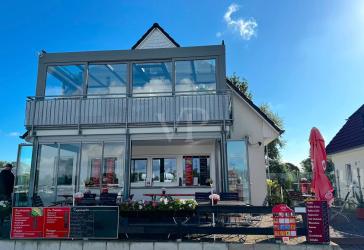 Wohn- und Geschäftshaus direkt an der Hafenpromenade.