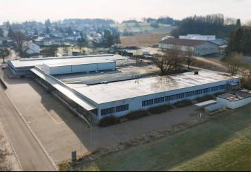 Gewerbehalle 6900 Qm mit Büro und Senitär, 128 Stellplätze seperate Bürogebäude 420 Qm zu verkaufen