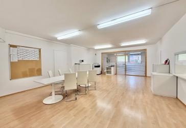 Moderne Büro-/Praxisfläche mit großem Multifunktionsraum in sehr guter Geschäftslage