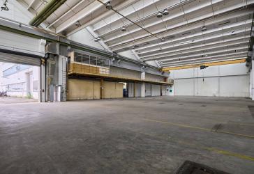 Hallenfläche 2.150,40 m² mit 8,60 m Deckenhöhe, Rolltor & Starkstrom - ab 01.01.2027