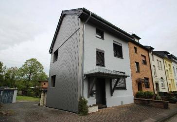 Kernsaniertes Zweifamilienhaus 3 separate Wohneinheiten gehobene Ausstattung schöner Garten - Hennef