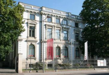 BUERO.flächen mit 1.076 m² Terrassen, Garten und Stellplätzen in Stadtvilla am Rosental