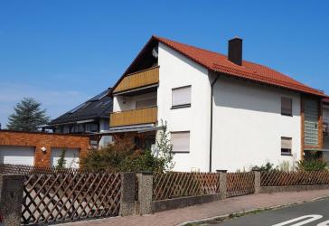 Gepflegtes 2-Familienhaus mit Einliegerwohnung und Doppelgarage Feucht