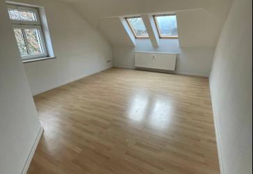 Renovierte 3-Raum-Wohnung im Dachgeschoss -Küche und Bad mit Fenster- in guter Lage zu vermieten!