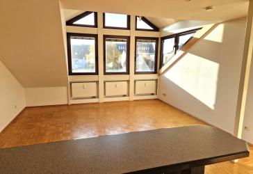 helle und freundliche Dachgeschosswohnung mit EBK und Einbauschränken in Duisburg Duissern