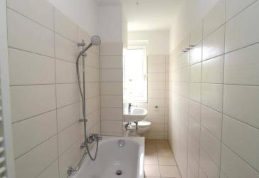 Nähe Klinikum... Kleine 3-Raumwohnung sucht MIETER