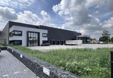 Neue 3000 qm große Lagerhalle mit 260 qm Büro in zentraler Lage von Emmerich am Rhein zu vermieten.