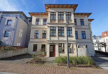 Exklusive Wohnträume: Eigentumswohnung mit Terrasse und neuer EKB in historischer Villa an der Ostsee