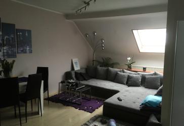 Ansprechende und vollständig renovierte 3,5-Raum-DG-Wohnung in Duisburg