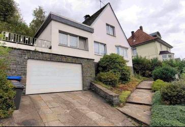 Preisreduziert zur Renovierung: 1-2 FH mit Garten, Terrasse & Doppelgarage. Verkehrsgünstig!