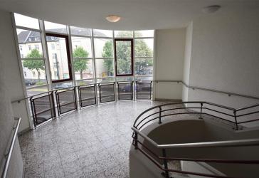 Ab sofort bezugsfrei! Gepflegte Gewerbeeinheit mit 7 TG-Stlpl. in Lierenfeld