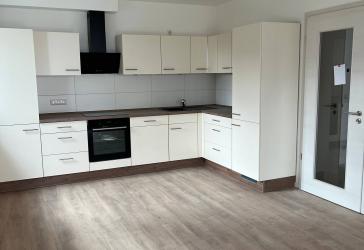 VERMIETE WOHNUNG IM 2. OG mit Balkon