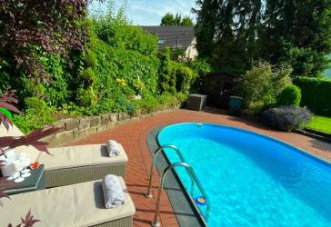 EXKLUSIVE & MODERNE 6 ZI.-VILLA auf 780 qm Traumgrundstück mit beheiztem 40 qm Luxus-Pool