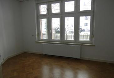 Repräsentative Büro-, Praxis- oder Kanzleiräume im EG einer Villa in belebter Lage von Reichenbach ab sofort zu vermi...