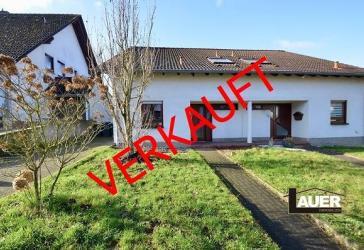 Schöne Doppelhaushälfte mit Balkon und Garten.