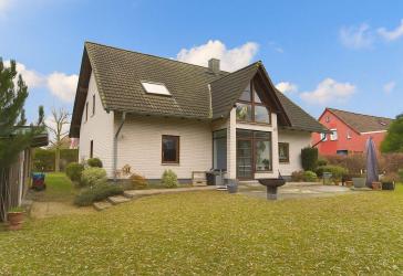 Wohnen in Wassernähe - attraktives Zweifamilienhaus mit großem Baugrundstück