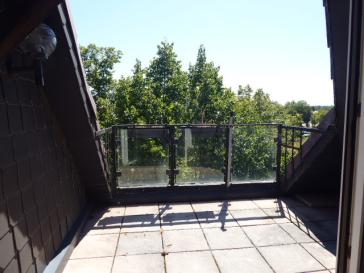 AUF 3 EBENEN MIT TERRASSE BEZUGSFREI AUßERGEWÖHNLICHE WHG. WOHNKÜCHE WANNENBAD+G-WC PARKETT REISHOLZ