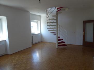 AUF 3 EBENEN MIT TERRASSE BEZUGSFREI AUßERGEWÖHNLICHE WHG. WOHNKÜCHE WANNENBAD+G-WC PARKETT REISHOLZ – 40599 Düsseldorf – Vorschaubild 2