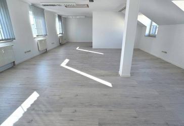 ==Lichtdurchflutete Büroeinheitin Toplage von Gera==
