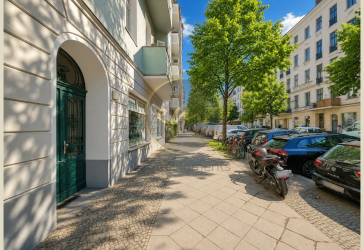 Nähe Mediaspree: Helle, moderne 2-Zimmer-Altbauwohnung mit Westbalkon, mögliche Bruttorendite 4,10 %