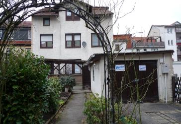 Einfamilienhaus mit Grundstück und Garage