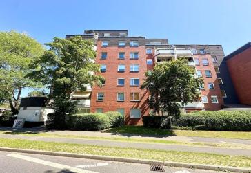 Renovierte, barrierefreie Dreizimmerwohnung in zentraler Lage mit Balkon und Stellplatz