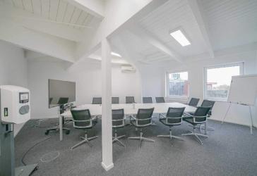 Arbeiten mit Weitblick - Bürofläche mit Dachteich in modernem Gebäude