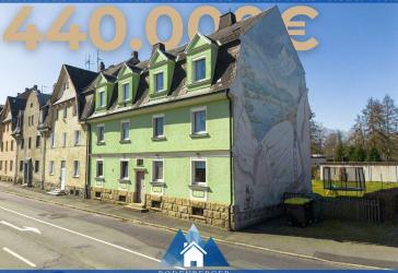 Kapitalanlage: Mehrfamilienhaus mit 15 Garagen neben geplanter Hochschule (Designstudio) in Selb.