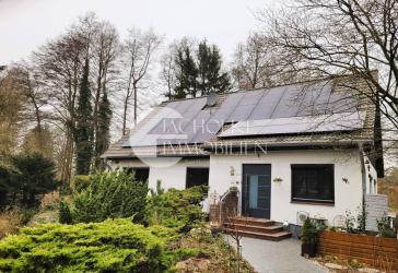 Landhausidylle pur: 160 m² Wohnfläche, PV-Anlage, Teich & parkähnliches Grundstück