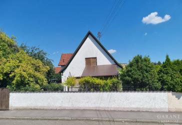 Charmantes Einfamilienhaus mit großem Garten und Nebengebäude