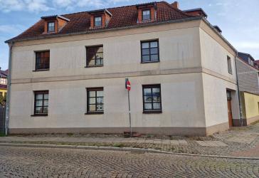 Einfamilienhaus mit Einliegerwohnung und Carport in Oschersleben.