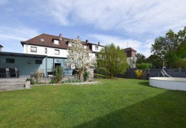 Attraktives Mehrfamilienhaus mit Garten, Pool und Wellnessbereich in Gliesmarode!