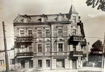 Leerstehendes, entkerntes, Wohn- und Geschäftshaus
